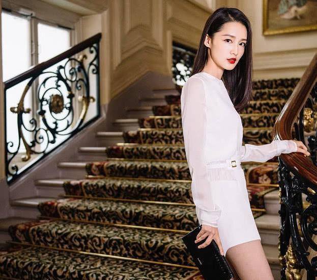 李沁和徐璐不愧是"双胞胎",同是白色装扮,哪位女神更让你心动_裙子_穿