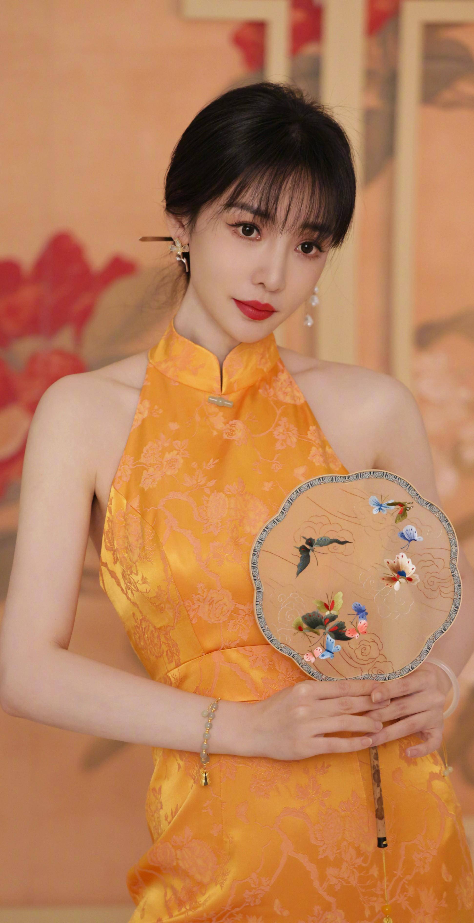 柳岩露背着旗袍,难掩高贵气质,她又美回来了_风格_时尚_印花