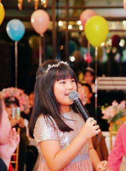 因为王诗龄今年的年龄才八岁就弄的这么成熟是不是有点过头?