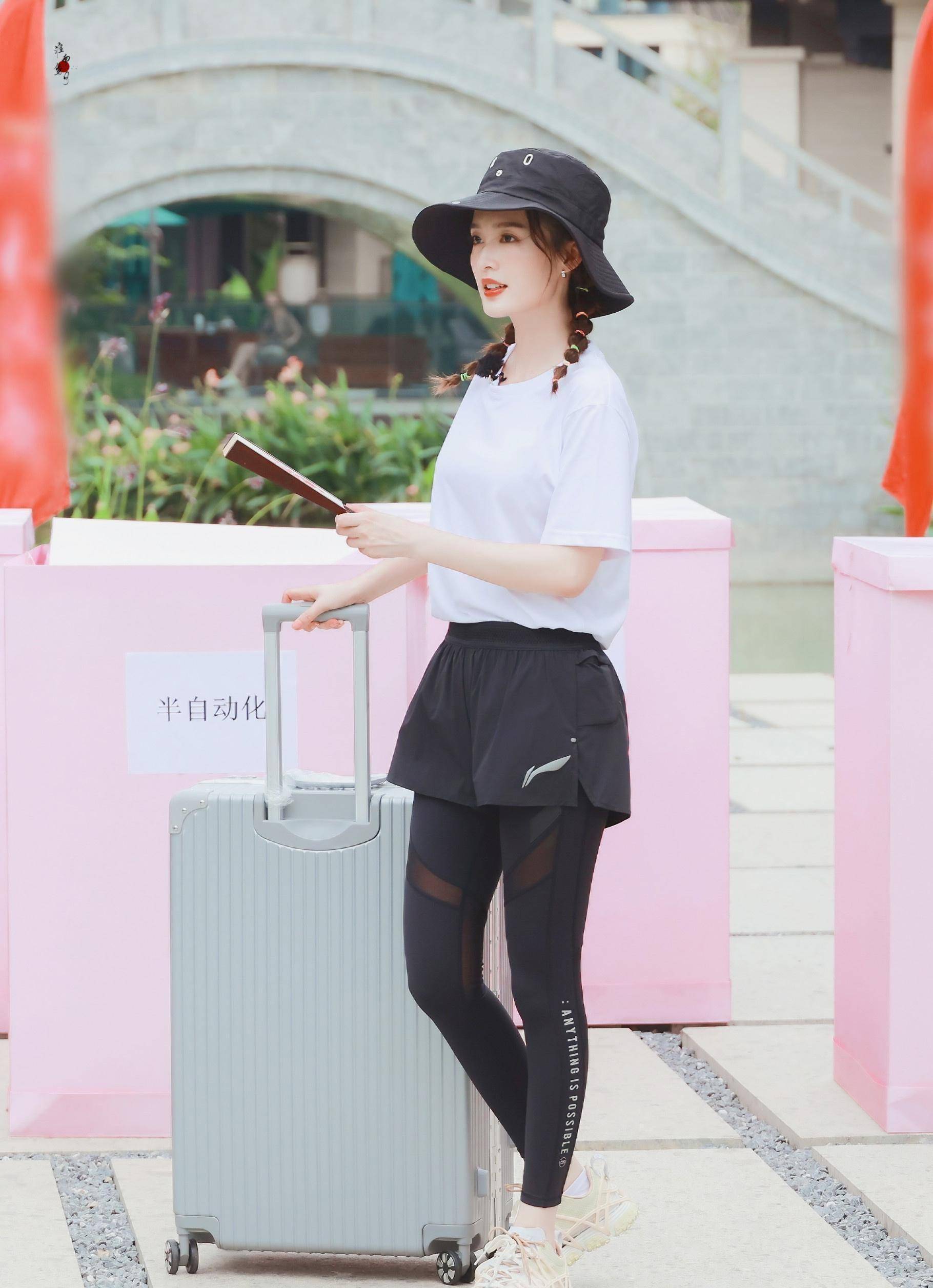 李沁又美出新高度,t恤搭运动紧身裤,这样扎麻花辫太无敌了_造型_白色