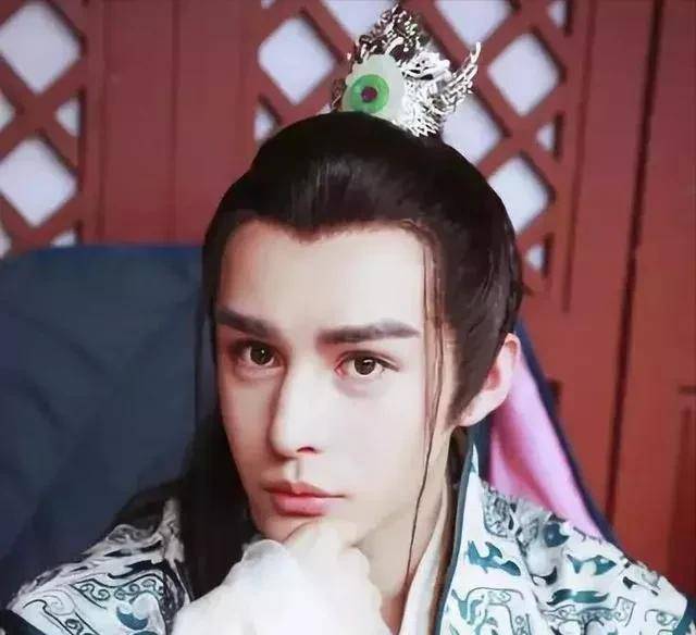 5位医美驻颜的男星,到古装剧里就露了原形,硅胶脸一目了然_王佑_黄宥