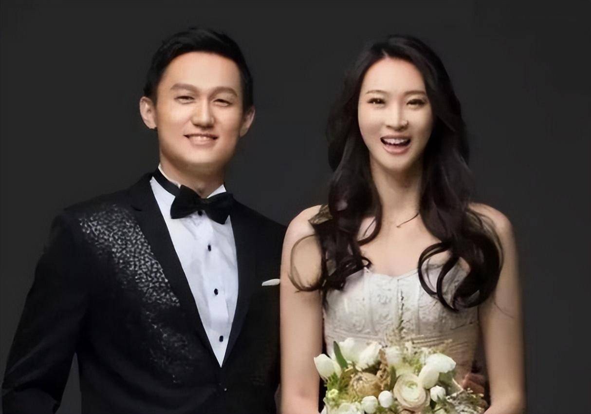 "排球女神"惠若琪,退役嫁给矮个博士,婚礼现场郎平含泪祝福_杨臻博