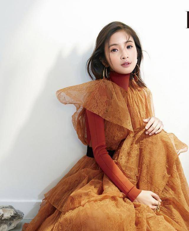 林依晨齐刘海真可爱,纯卡其色大衣气质优雅,看着不像38岁_的设计_展现