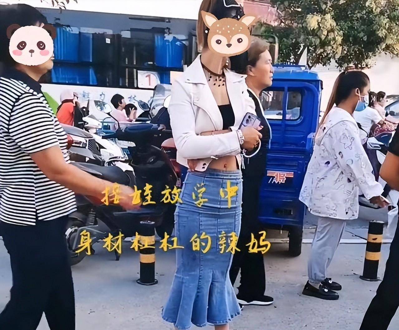 女子穿露脐装接孩子放学纪实,大妈怕影响孙子,一把抱住其身子遮挡