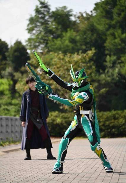 其变身还是把武器直接拆开完成的,皮套演员是之前饰演假面骑士