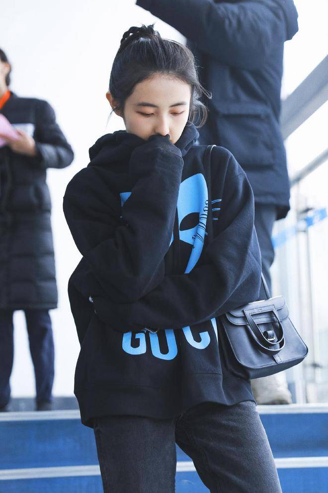 21岁的张子枫真是隐形富豪,4万的包包配1万的卫衣,人生赢家啊_身材