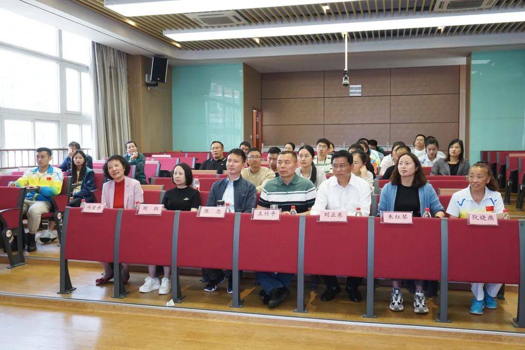 6月6日,南京怡馨花园小学携手阮晓燕名师工作室举行宁镇扬体育名师