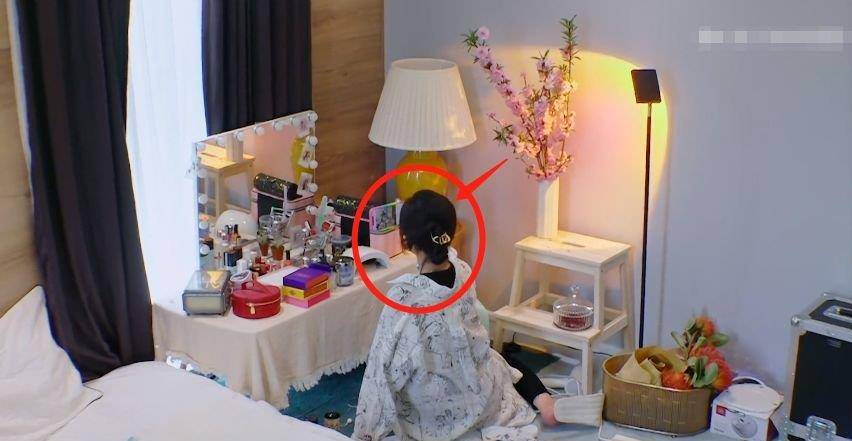 吴宣仪北京豪宅曝光,无意间暴露了收入,自称是亲弟弟的债主_房间_行李