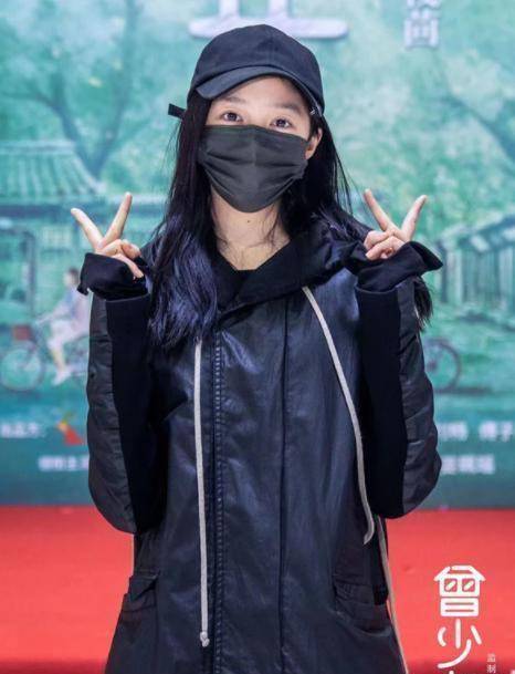 林妙可探班关晓彤,童年好友今非昔比,颜值差异好似明星与路人_因为