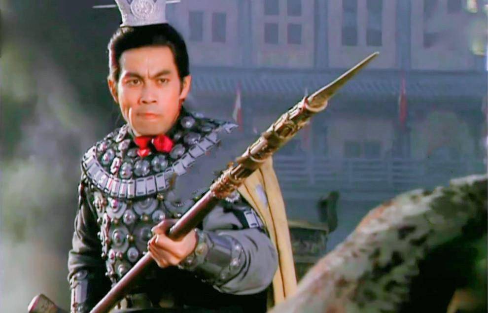 "(骑都尉李肃)"肃吕布的惯用兵器是长矛而非大戟,他刺杀董卓,用的也是