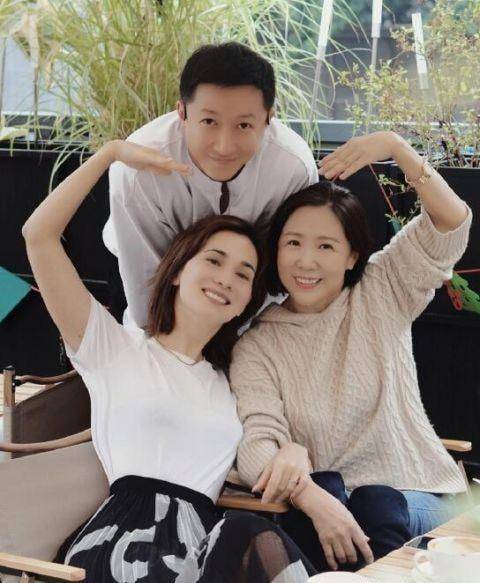 与婆婆同框比心,老公韩庚出镜笑容满面_状态_街舞_四季