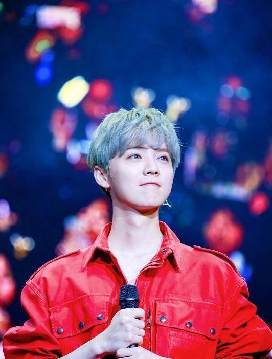 当然之前权志龙也染过碧梨荧光绿,一头蓬松的绿发看起有一种别样的