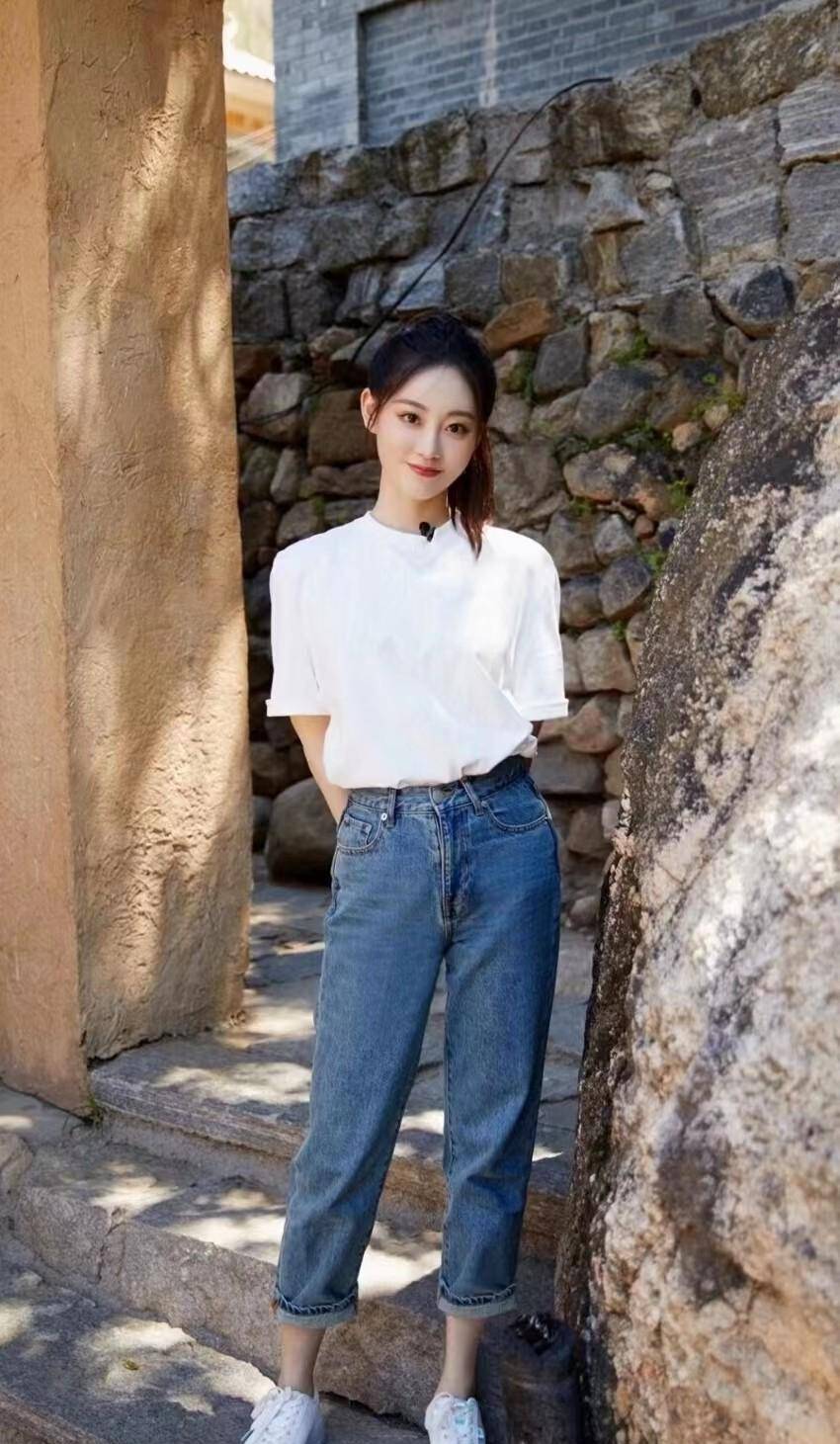 祝绪丹太美了,一身立领上衣搭配牛仔短裤,秀出大长腿,很有个性!