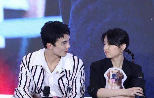 张子枫扮演的陈辰高考失利,遇到了吴磊扮演的郑宇星《盛夏未来》是一