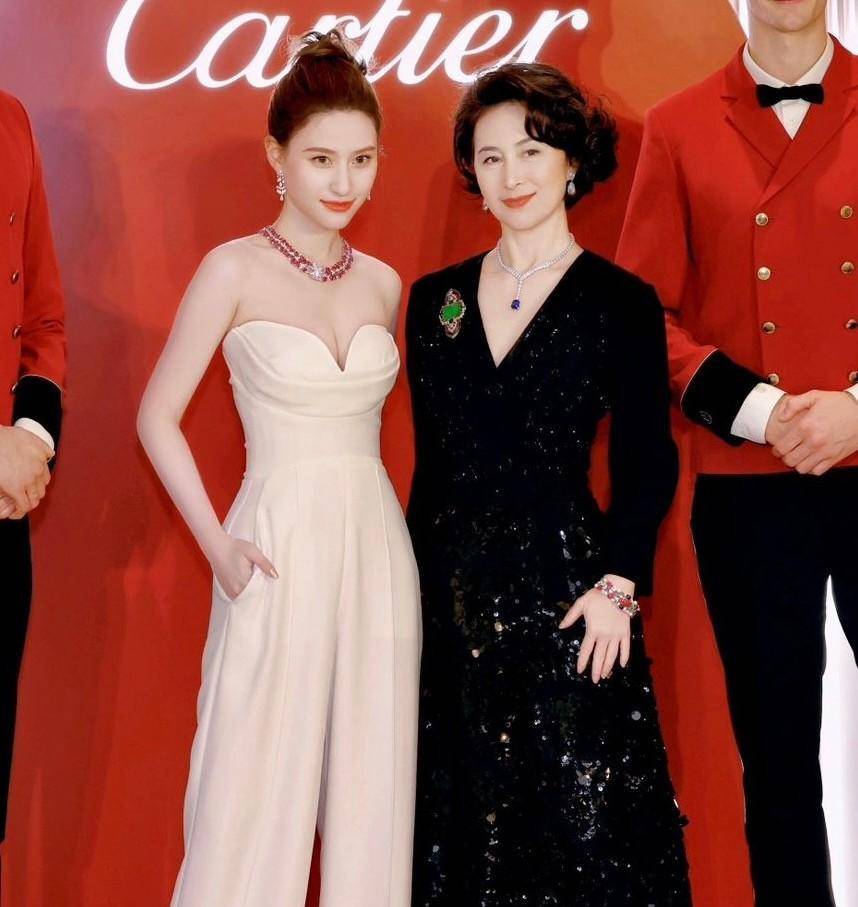 何超琼携何超莲见世面!