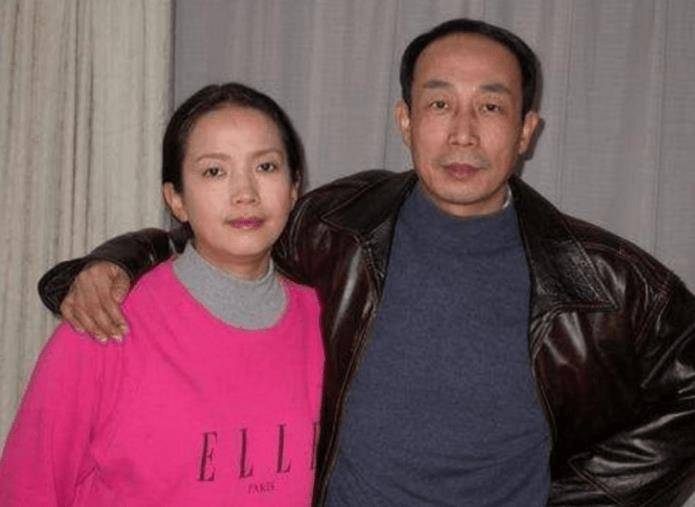 吕丽萍和三婚老公国外过年!