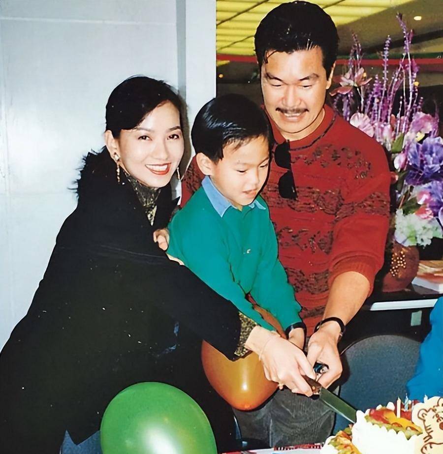69岁赵雅芝的骄傲:三个儿子都是学霸,今大儿子45岁,二儿子41岁_工作