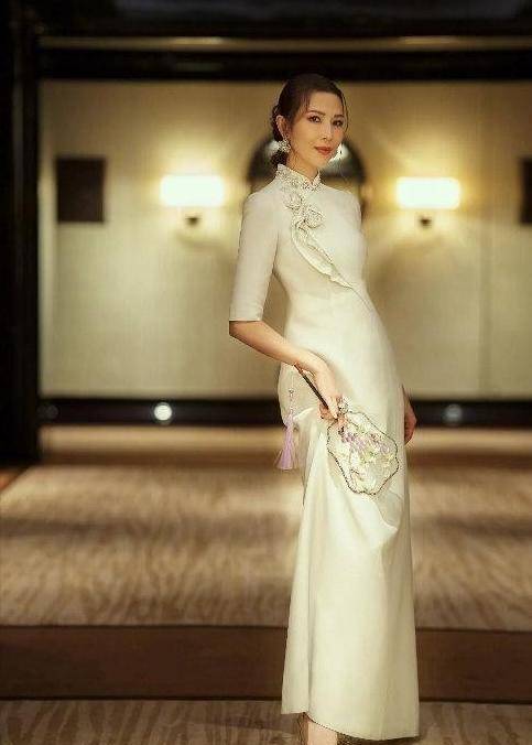 被49岁蔡少芬惊艳到了!