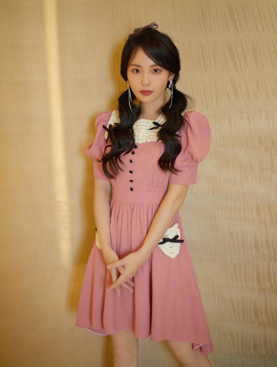 张嘉倪越活越有少女感!穿粉色丝绒连衣裙惊艳全场,美得像18岁!