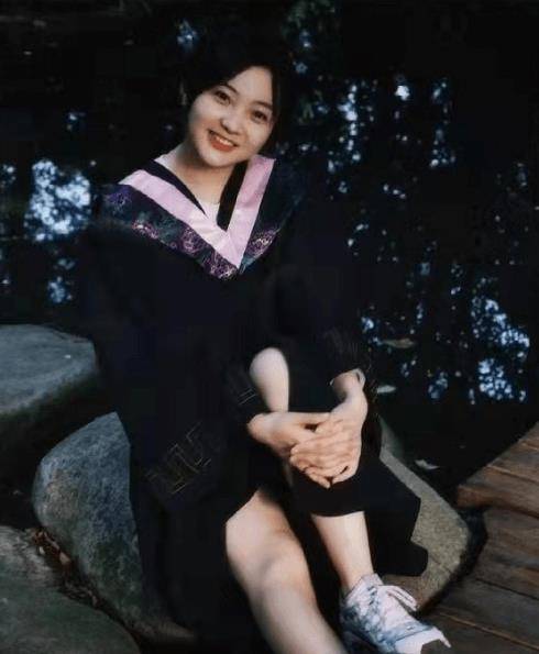 林妙可晒毕业照!同为"谋女郎",却因假唱备受质疑!