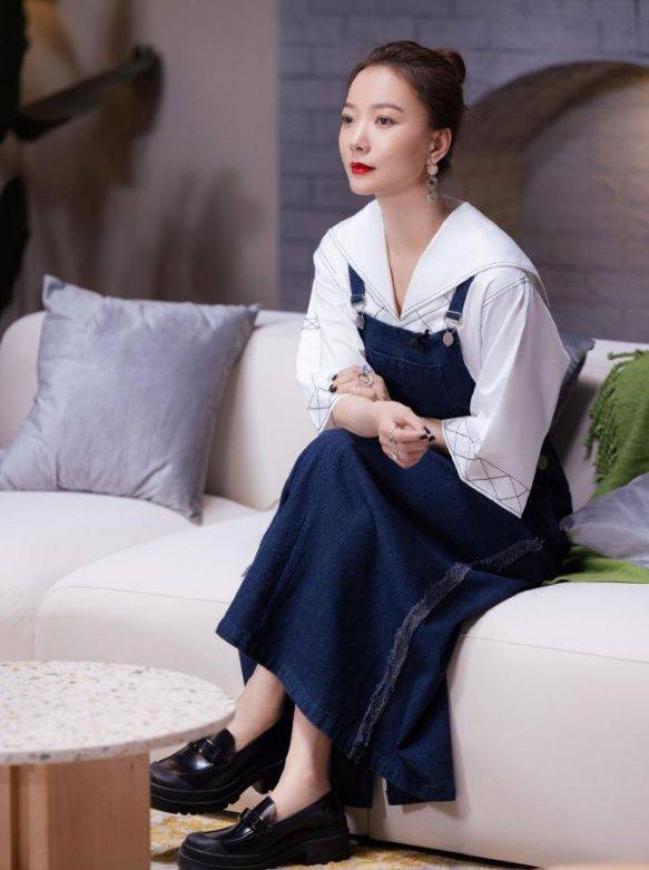 王珞丹摆脱相似度,穿起背带牛仔裙装美,丸子头很清纯妆容却太浓_上衣