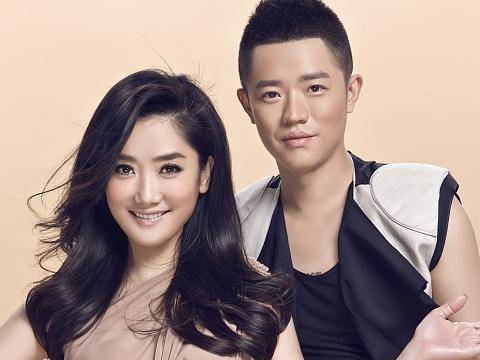 凤凰传奇曾毅受伤,左脚缠满纱布像粽子,仍然坚持工作录节目_网友_轮椅