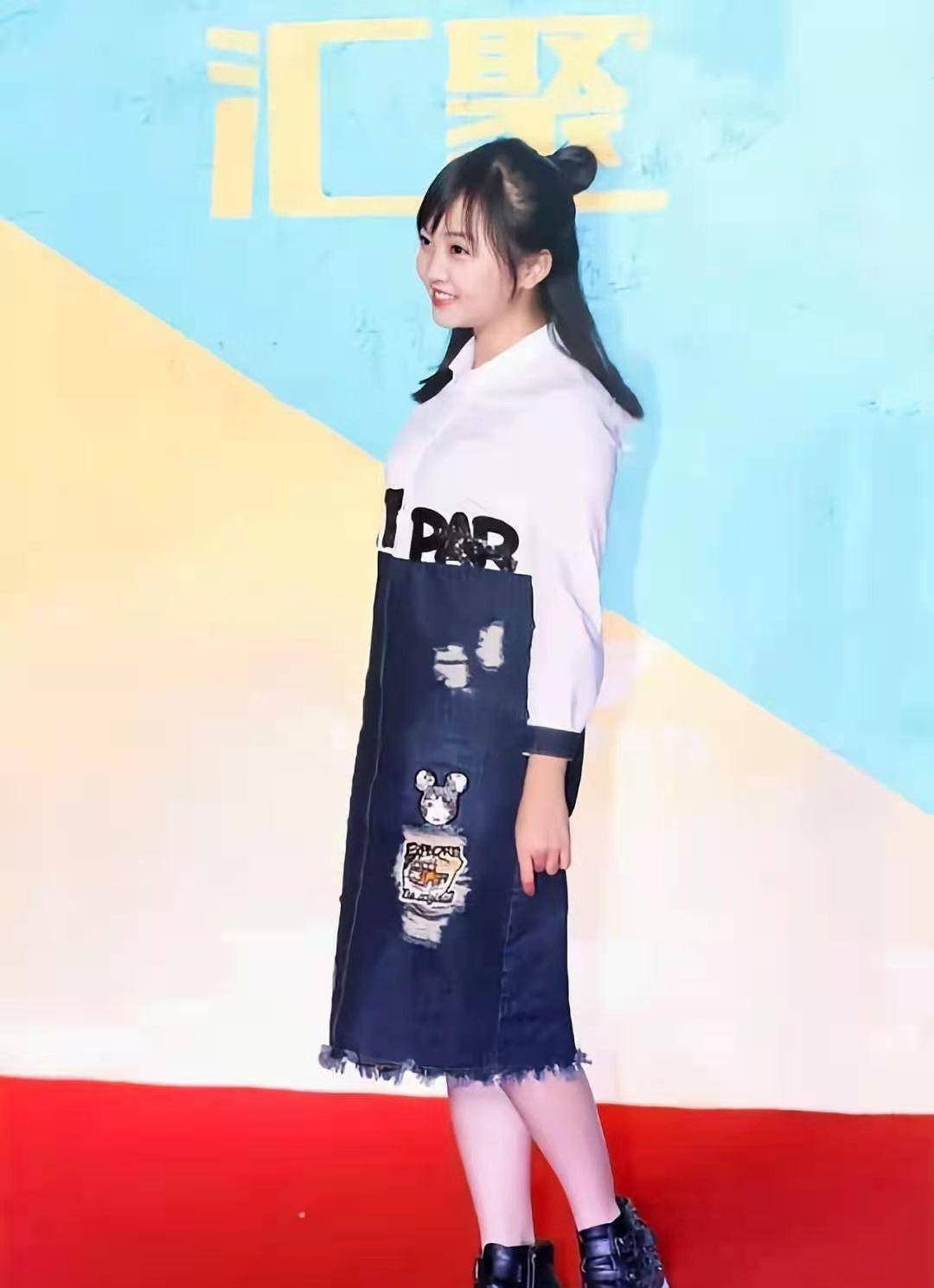 林妙可还是太年轻穿拼接连衣裙显胖没美感160身高成硬伤