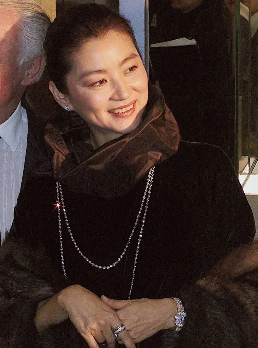 68岁林青霞和60岁关之琳同框,看不出大8岁,真是惊艳岁月的女人_连衣裙