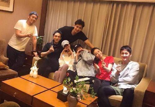 刘亦菲大学同学聚会合影,神仙颜值c位比心,还是那么清纯可爱_工作