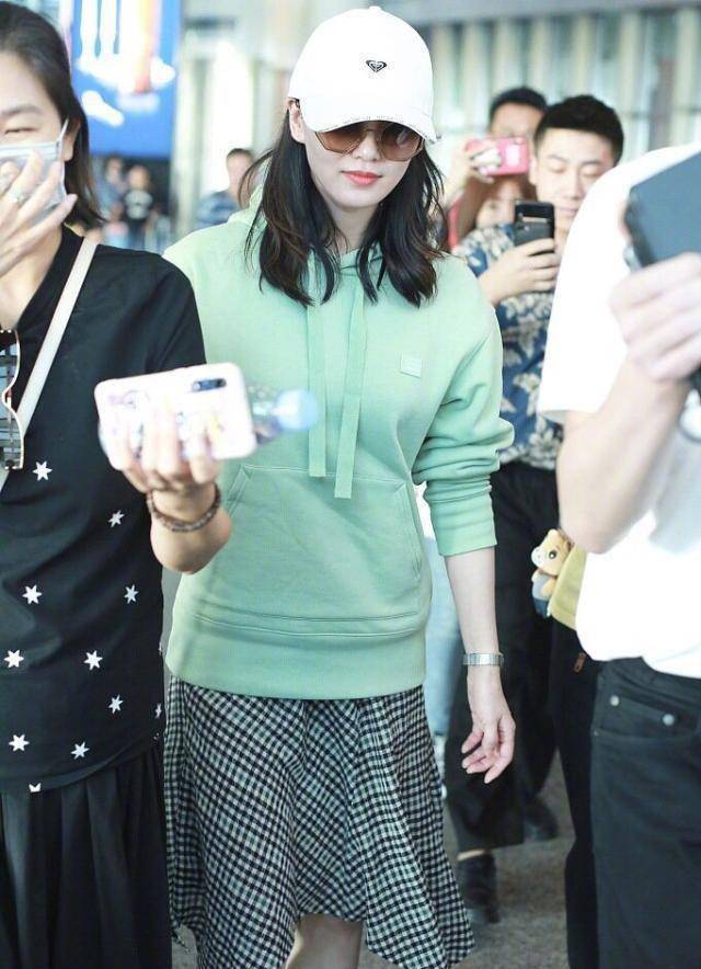 刘诗诗产后首现身,薄荷绿卫衣配格纹半裙状态超棒,女神范回归了_气质