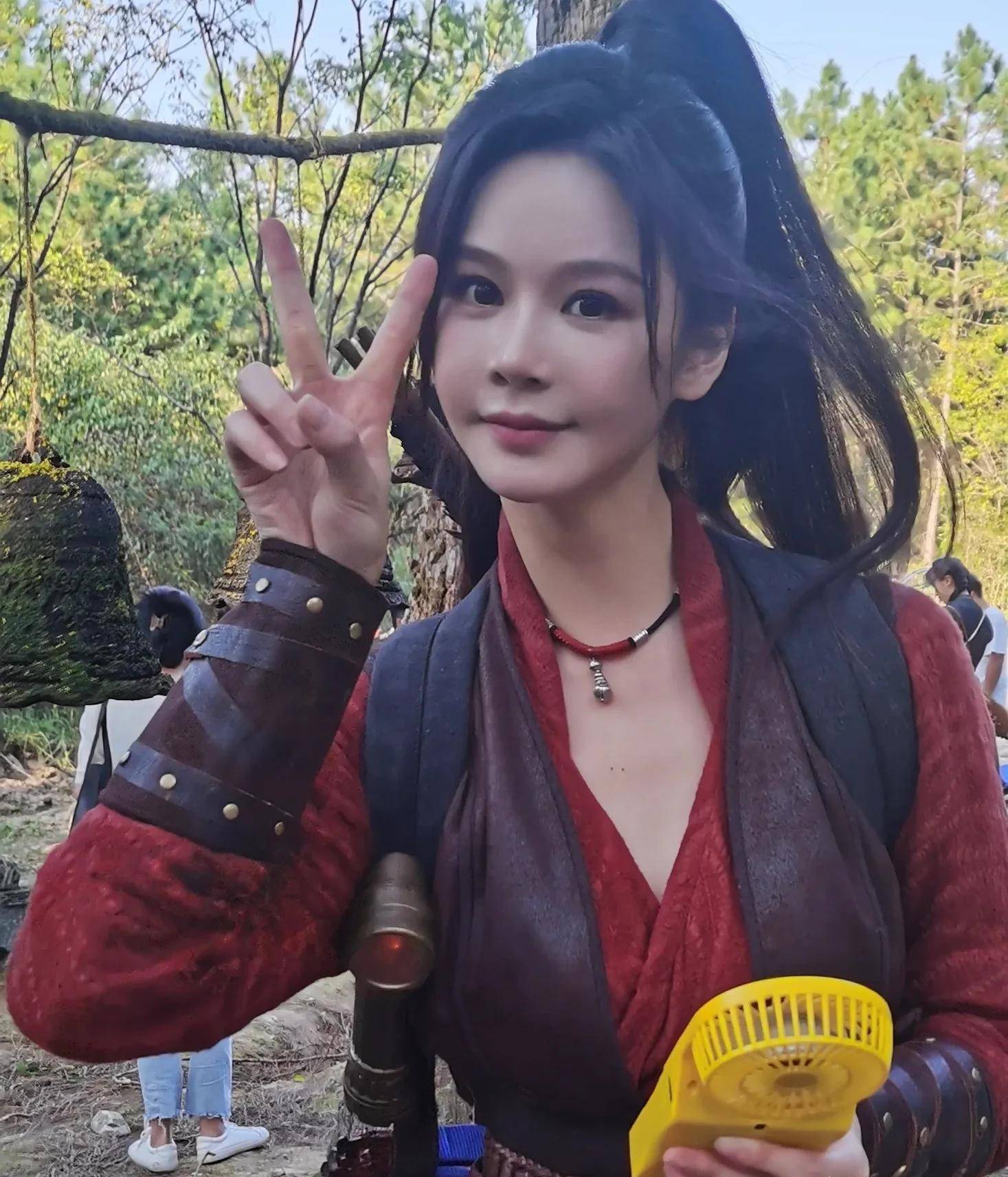 Next page. v 公 子 摄 影 8 月 的 女 星 太 拼.周 冬 雨 拍 片 半... 