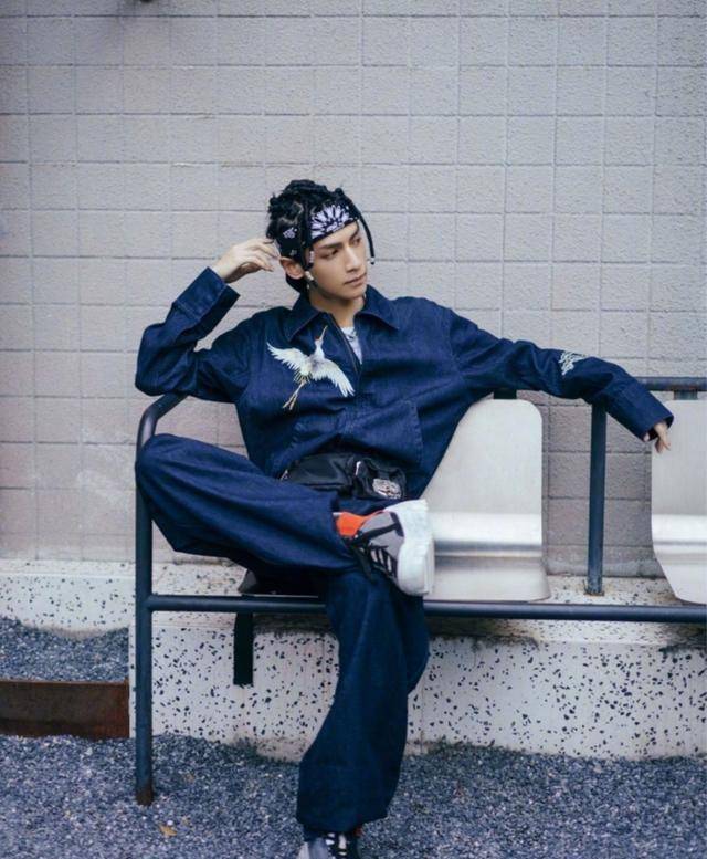 罗云熙出席盛典,穿灰色西装配立领衬衫,中式造型儒雅又帅气!