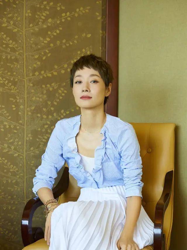 马伊琍换穿衣风格了,43岁短发配百褶长裙优雅,稳重大气但好温柔_生活