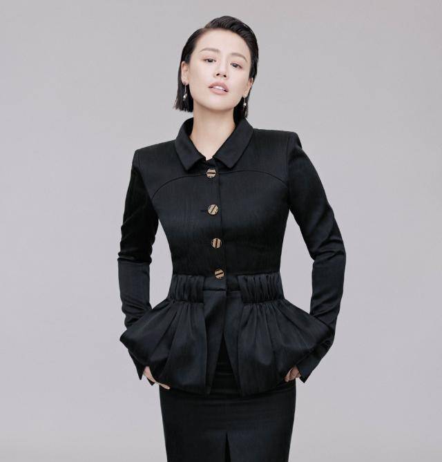 马思纯最容易长胖的女演员,牛仔背带裤搭配印花衬衫,活泼又可爱_气质