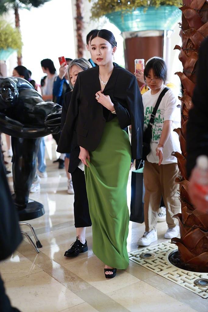 文咏珊身穿深v牛油果色长裙出席活动,仪态万千,典雅高贵_照片_名字