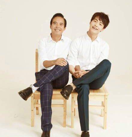 马天宇晒的照片是一组与父亲的合影,他与父亲一同穿同款的白衣黑裤