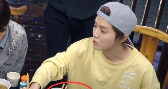 鹿晗坐椅子角吃火锅,桌上的"女友专用"抢镜,网友:晓彤别藏了_酱料