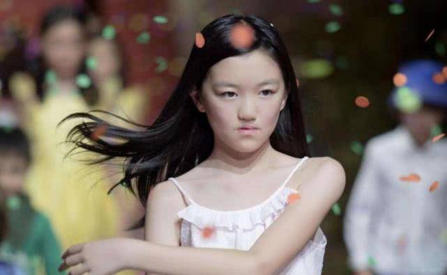 13岁李嫣近照又变美了,国外手术后嘴巴很完美,身材高挑气质好_王菲