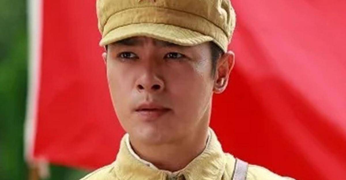 而女主万潼虽不是科班出身,但可圈可点的演技和出众的外貌,还是圈粉无