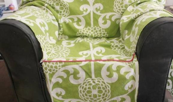 婆婆心灵手巧,旧窗帘缝缝补补套在沙发上,比定制的沙发套还漂亮_扶手