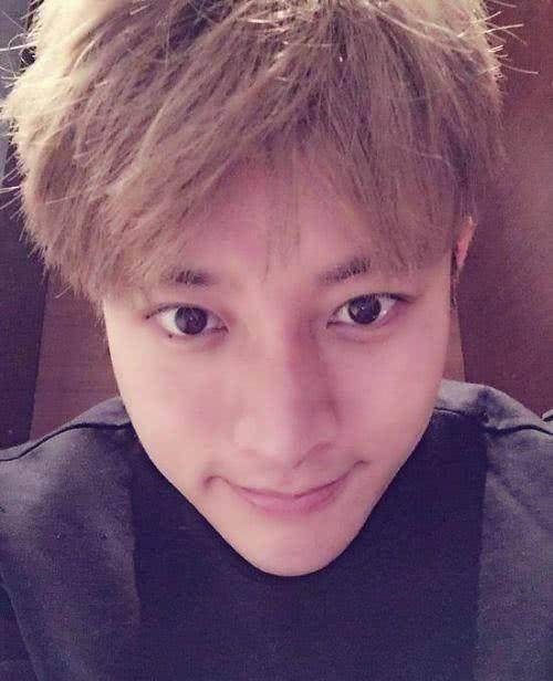 奶奶灰,草黄发再到光头,你想喜欢用头发耍宝的贾乃亮吗?