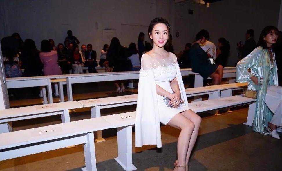 九球天后潘晓婷好时尚,穿白裙巴掌腰惹眼,网友:侧身一看太惊艳_短裙