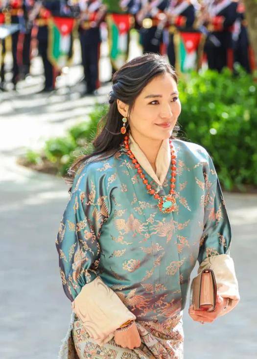 不丹女王生日后首次亮相!游约旦凸肚穿紫色印花裙被讨论