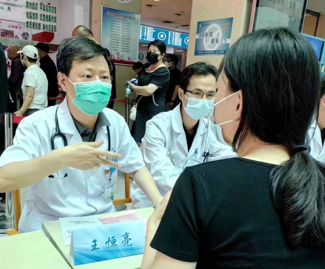 心血管内科王恒亮,李忠银,白广海,朱贵家4位主任及医护们认真仔细地