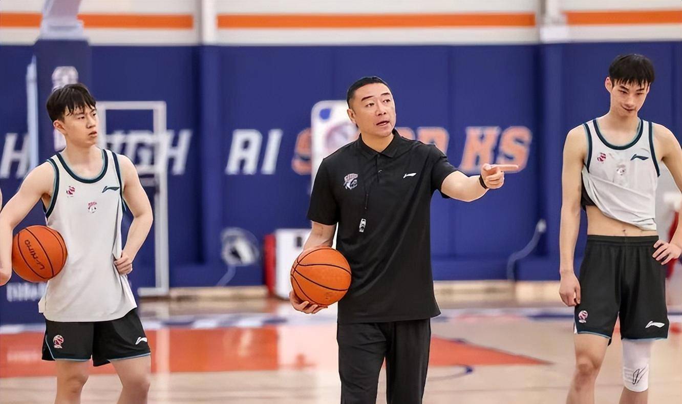 根据球队官宣,辽宁名将卢伟正式加盟,担任主帅.