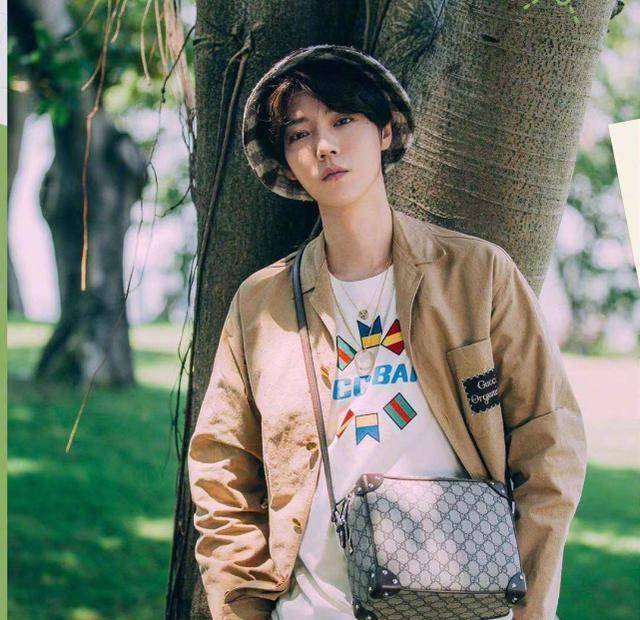 鹿晗在酒吧通宵被拍,随行的还有两位美女,网友在线呼叫关晓彤_什么