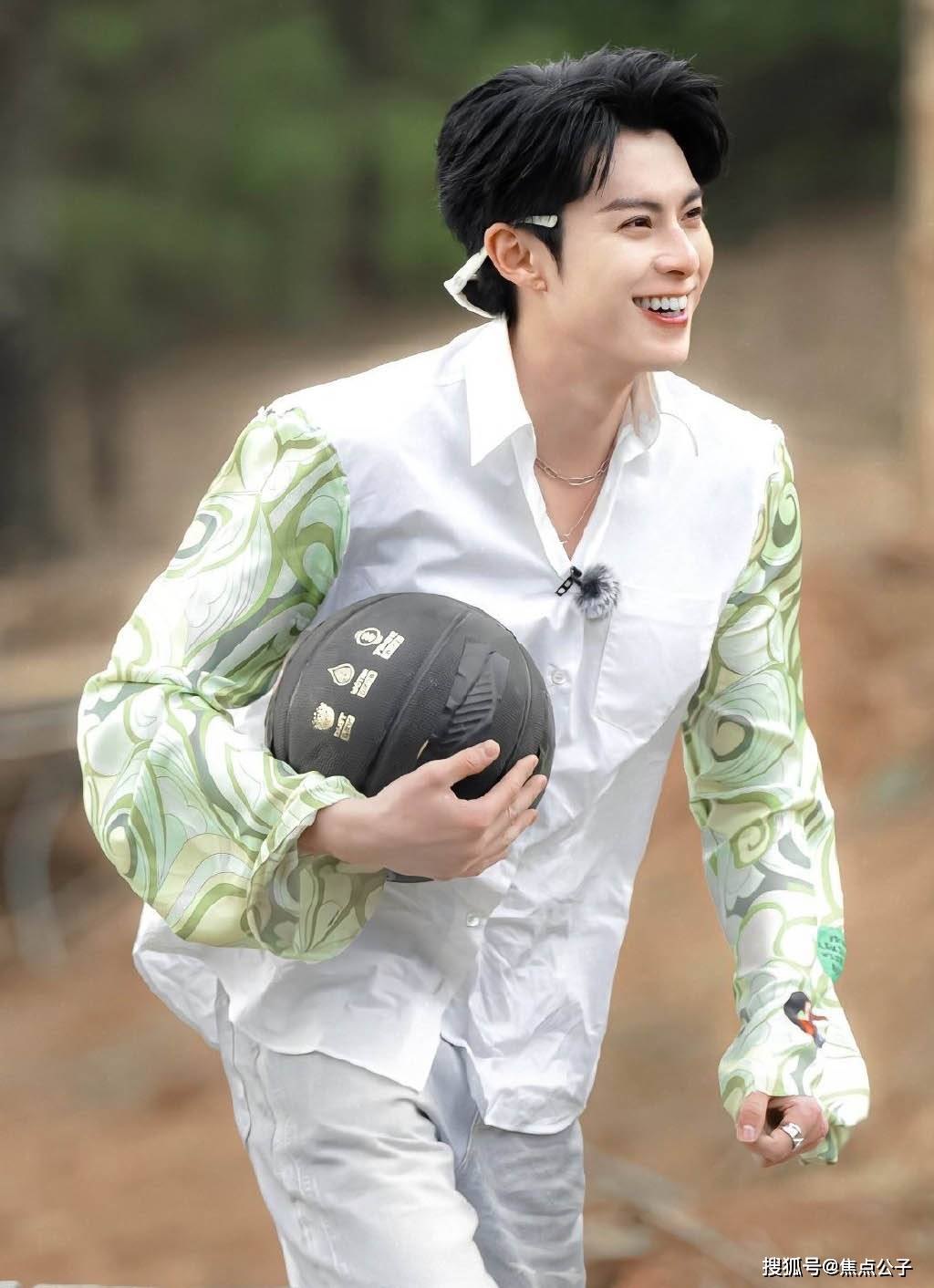 蔡徐坤宋雨琦回归,王鹤棣范丞丞机场出发酷帅_造型_队友