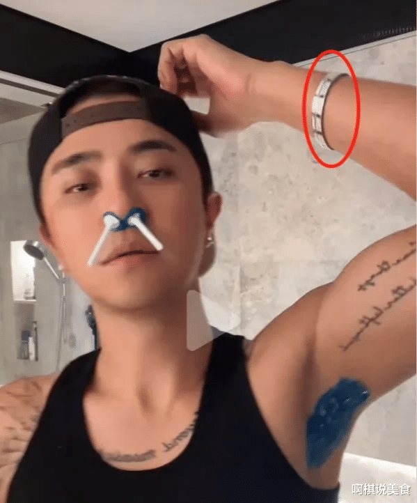 网友:人形打桩机跟极度洁癖不沾边!