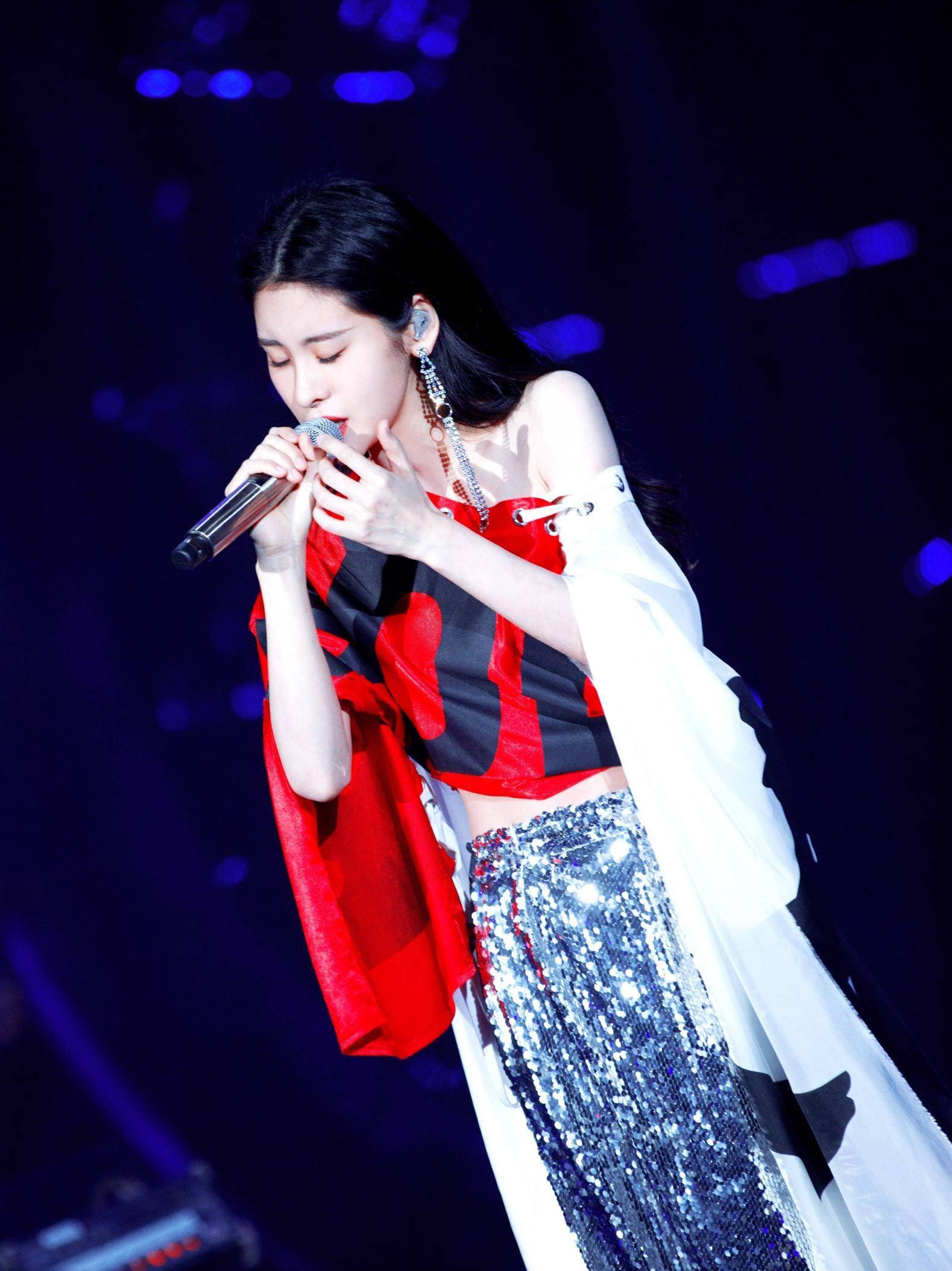 传言说,早年的张碧晨就非常"疯狂",为了当上张艺兴的"私生饭"不惜远赴