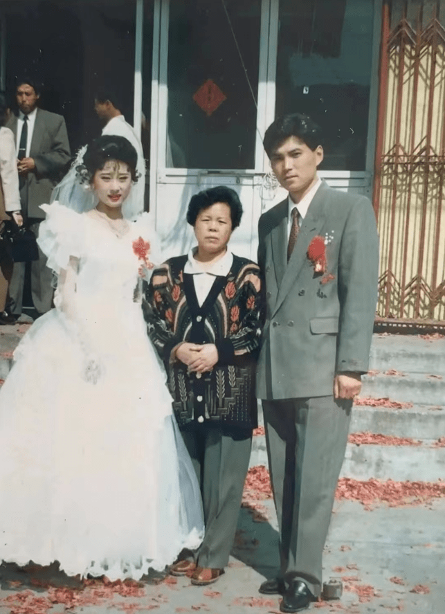 九十年代结婚照:纯洁的婚纱和感人的场景,现场真幸福_新郎_婚姻_新娘